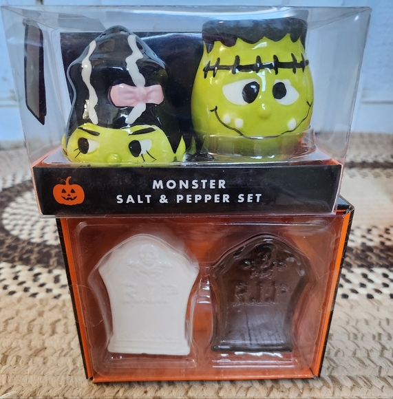 Two Halloween salt and pepper shakers - Picture 3 of 5